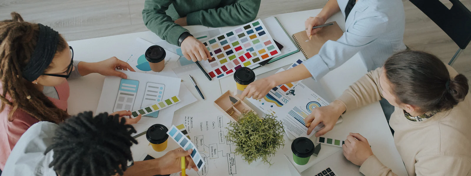 Equipo de marketing planificando una campaña con muestras de color y gráficos