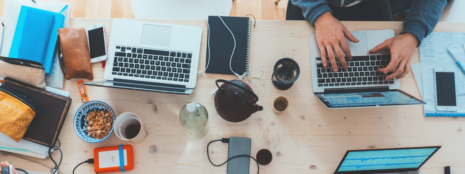 Equipo de una agencia trabajando en portátiles